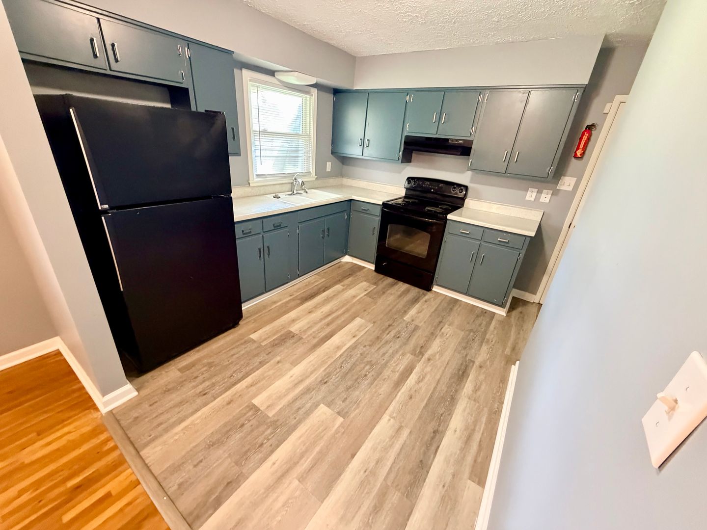 Lexington House: 1134 Oakwood Dr, (Z4)