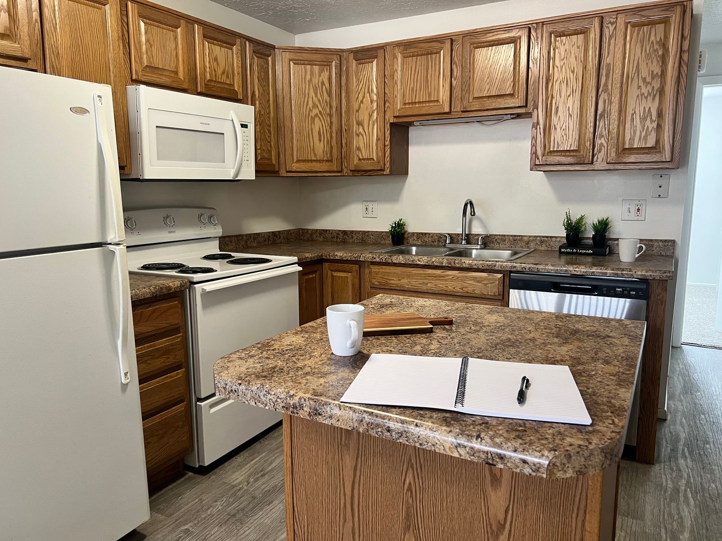 Holladay Apartment: 1726 E Woodside Dr