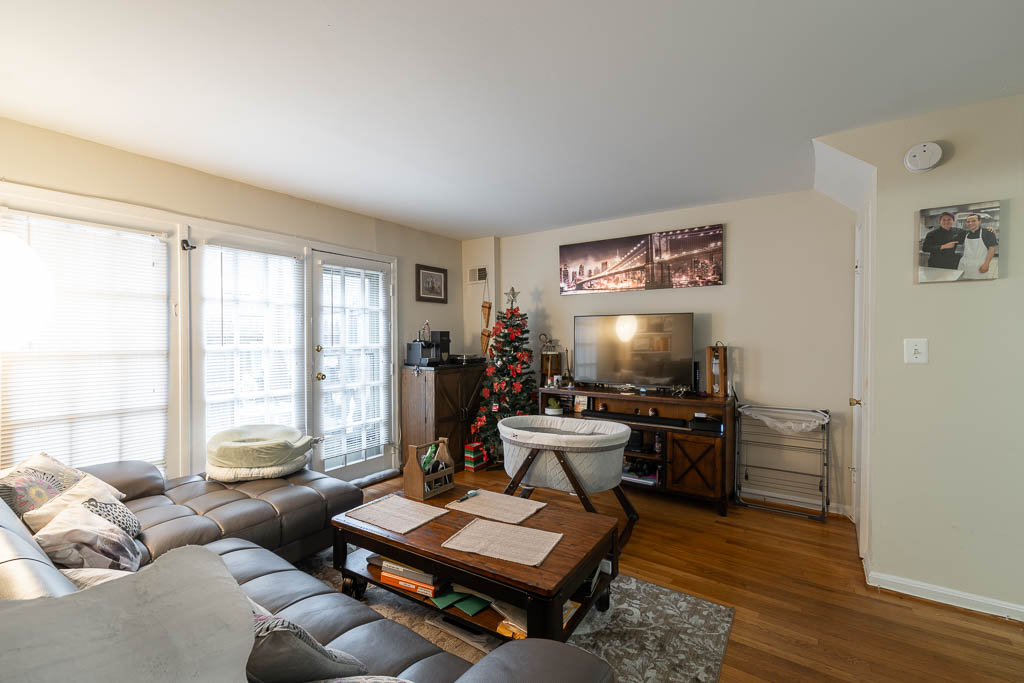 Washington Condo: 4450 Macarthur Blvd NW