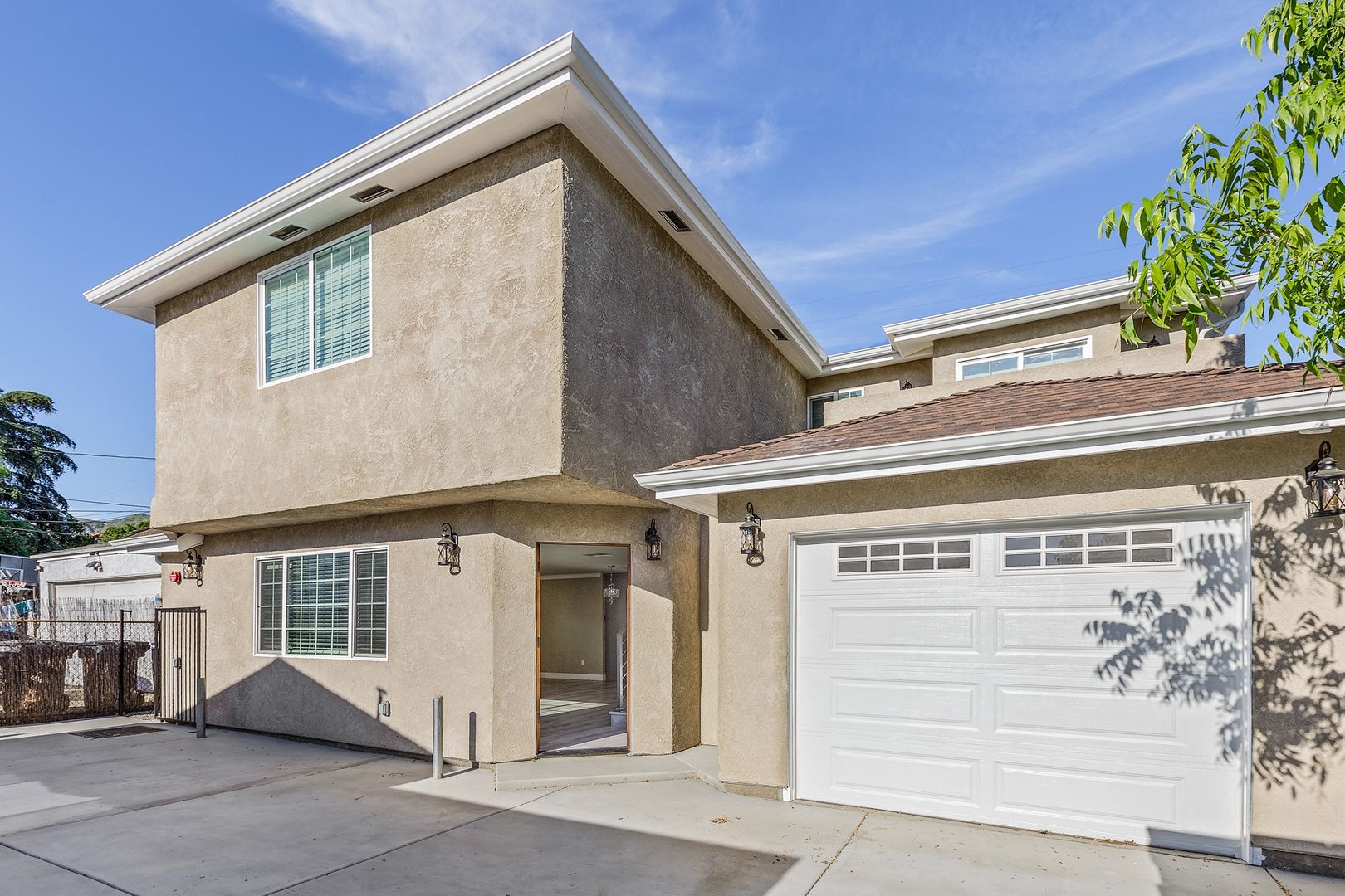 Burbank House: 2216 N. Frederic St