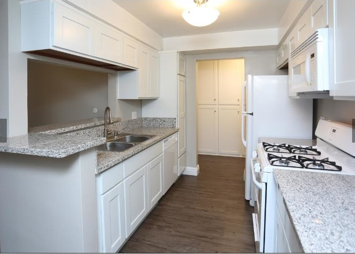 Costa Mesa Apartment: 400 Merrimac Way