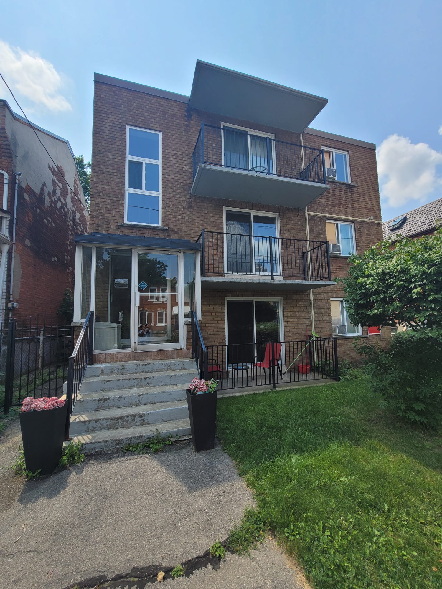 Hamilton Condo: 162 Young Street