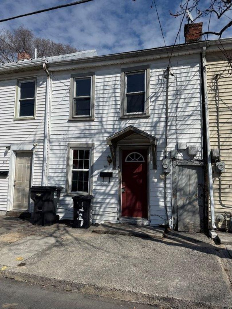 Carlisle House: 457 N Pitt St