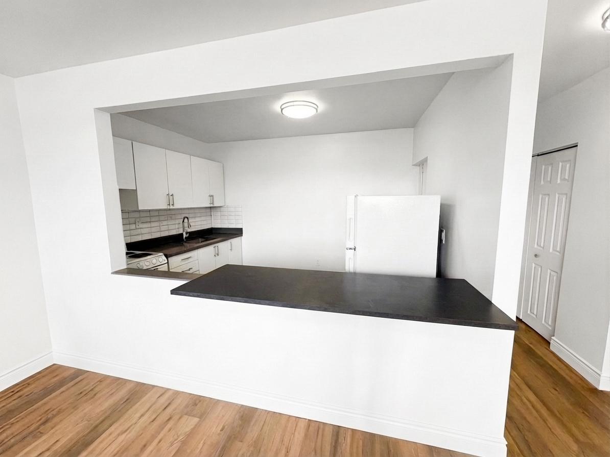 Hamilton Condo: 30 Mohawk Road West