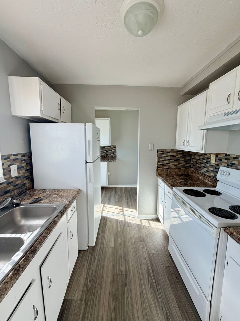 Lexington House: 2472 Woodhill Dr. (Z1)