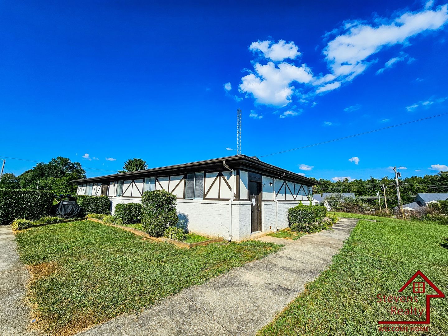 Mcminnville Apartment: 235 Vinewood Rd