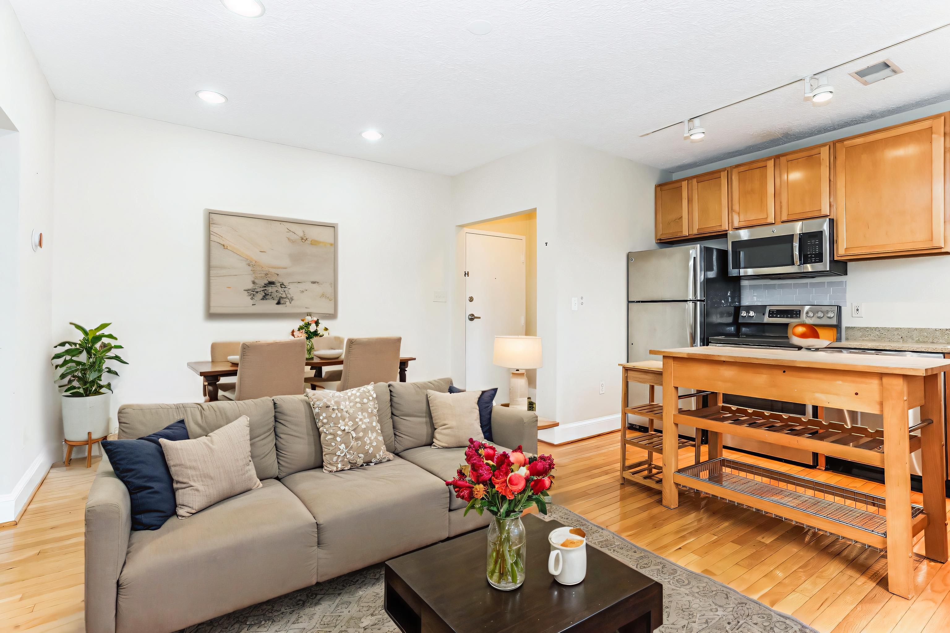 Washington Condo: 1401 Columbia Rd NW