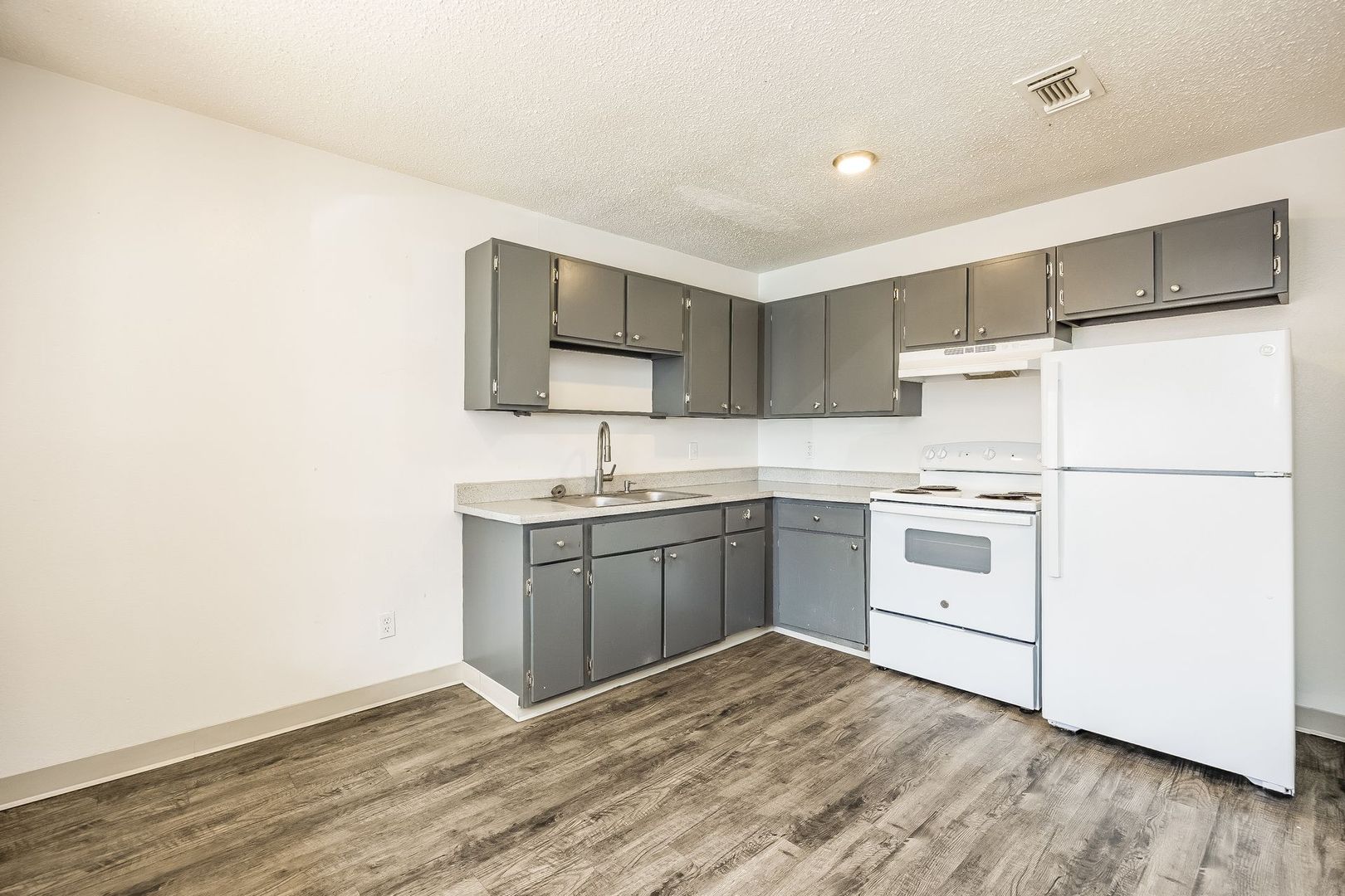 Pueblo West Apartment: 984 E Saxony Dr