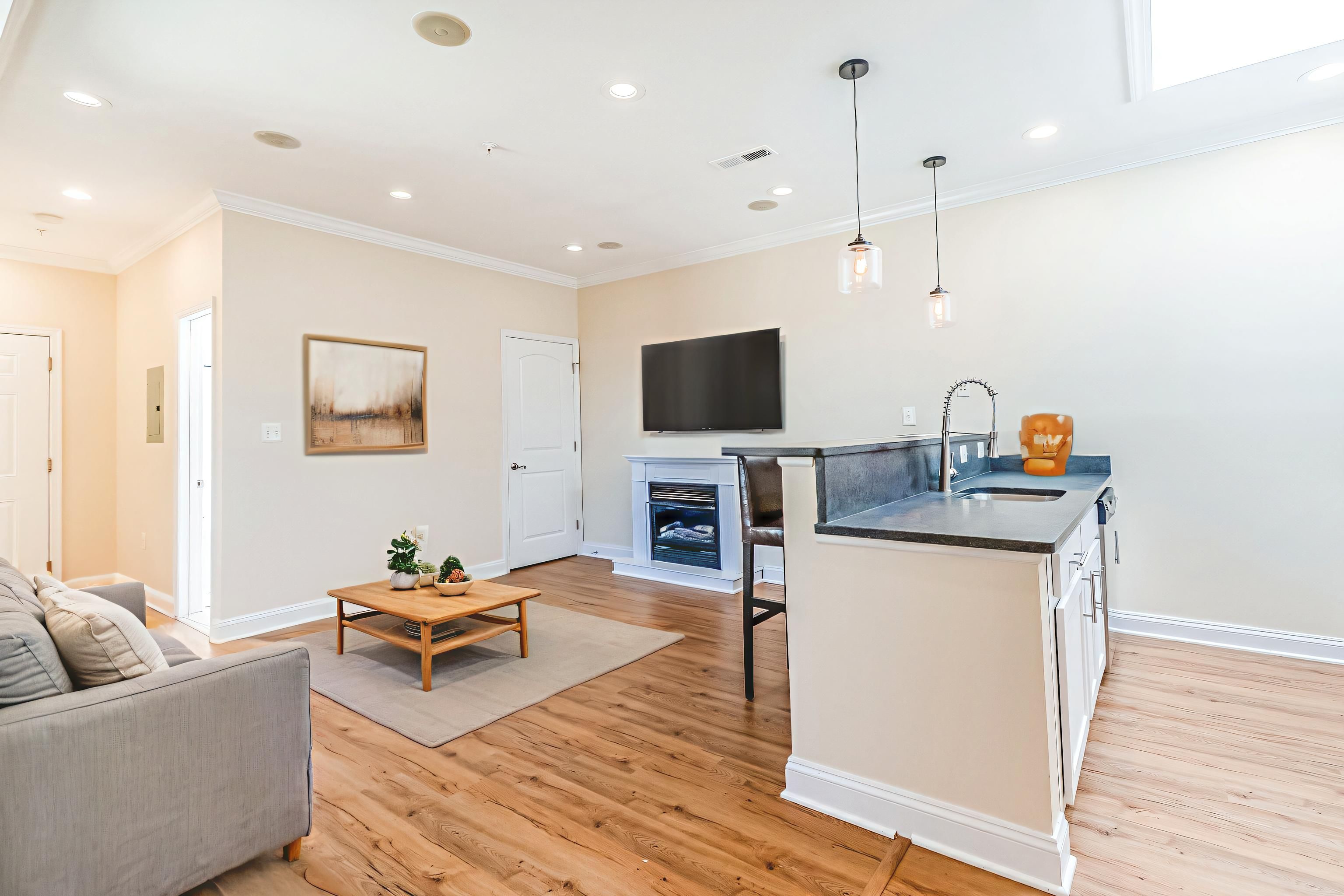 Washington Condo: 410 15th St NE