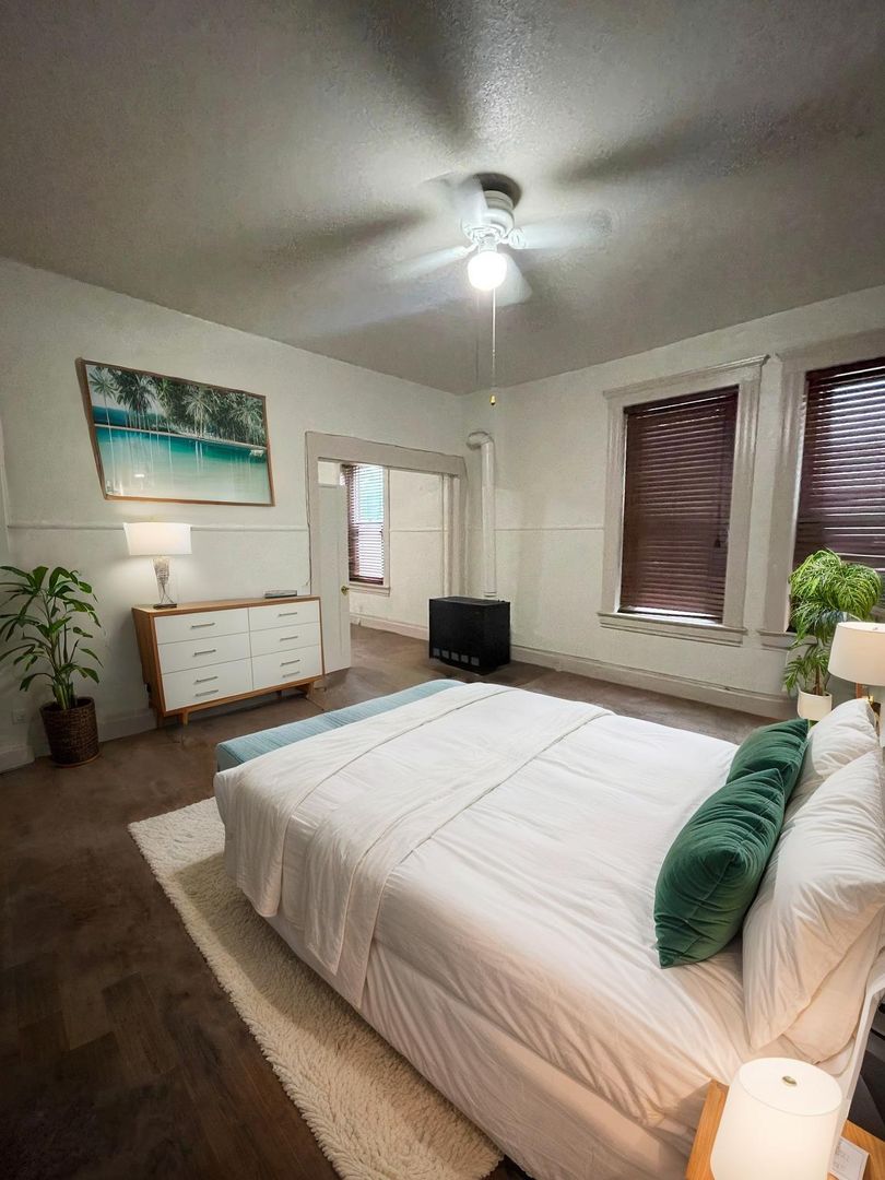 Pueblo Condo: 207 Midway Ave