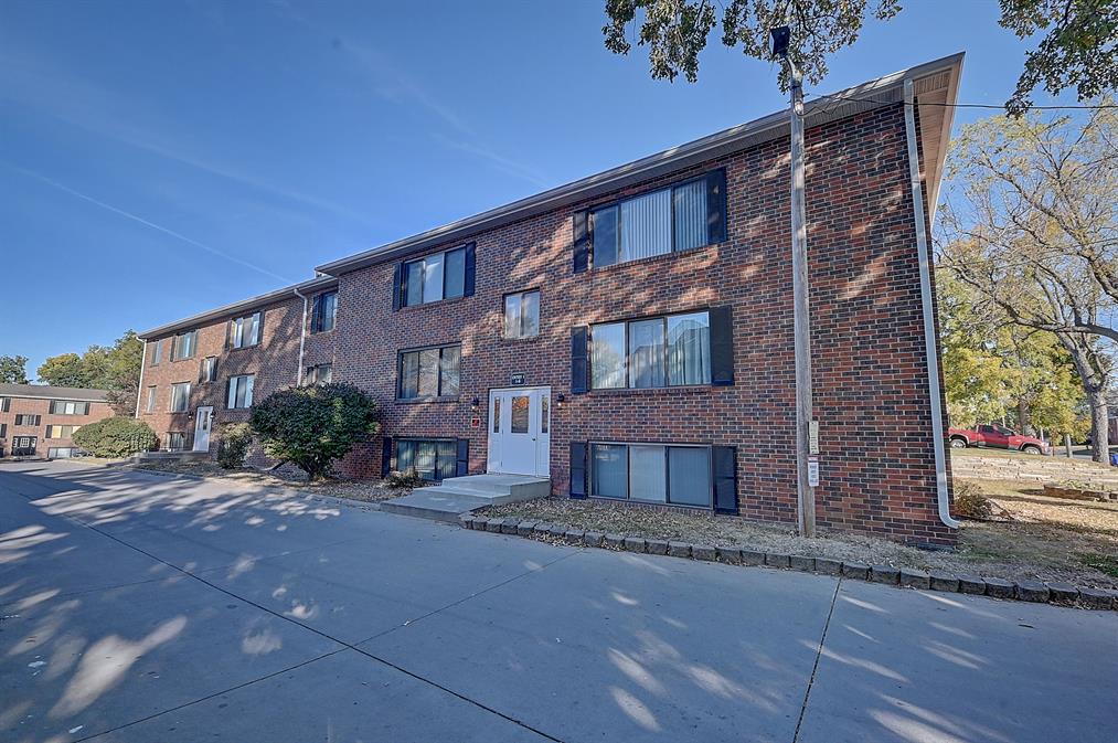 Cedar Rapids Condo: 1215 Oakland Rd NE