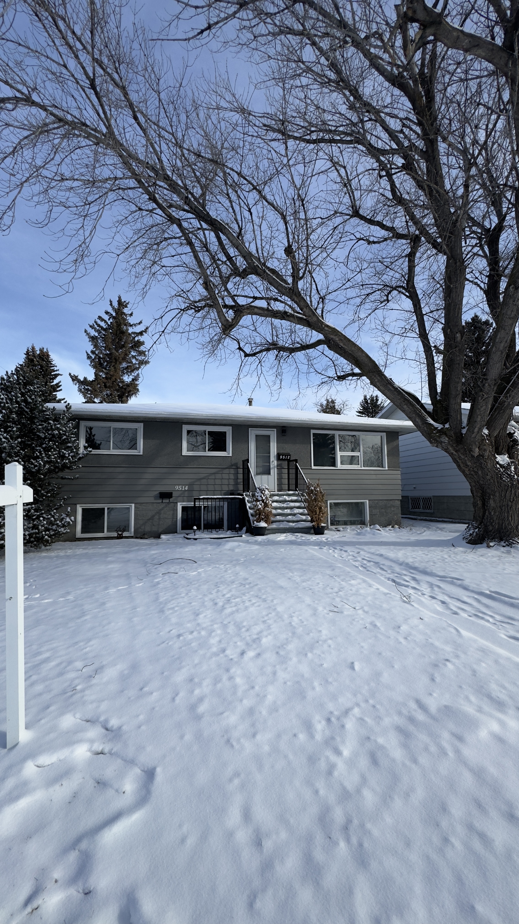 Edmonton House: 9512 128 Ave NW