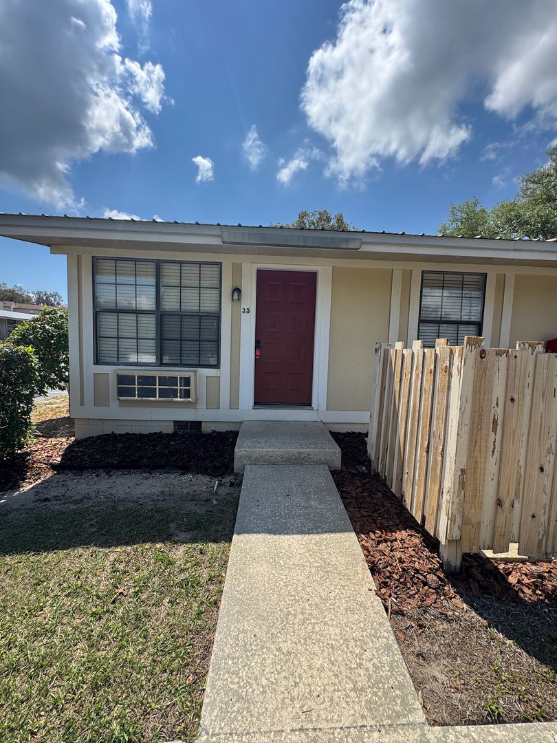 Leesburg Condo: 420 Mills Street