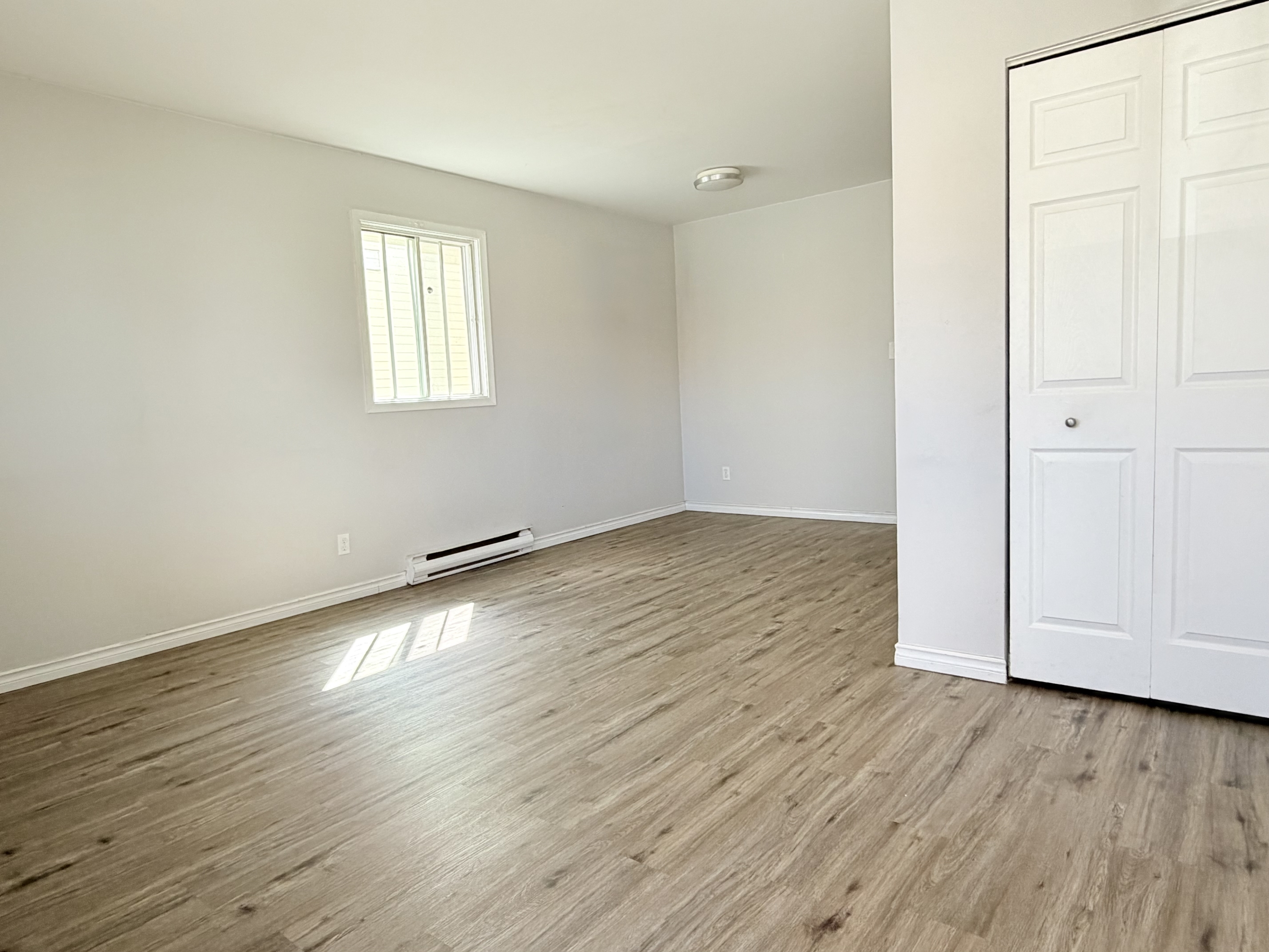 Windsor Condo: 423 Bruce Ave