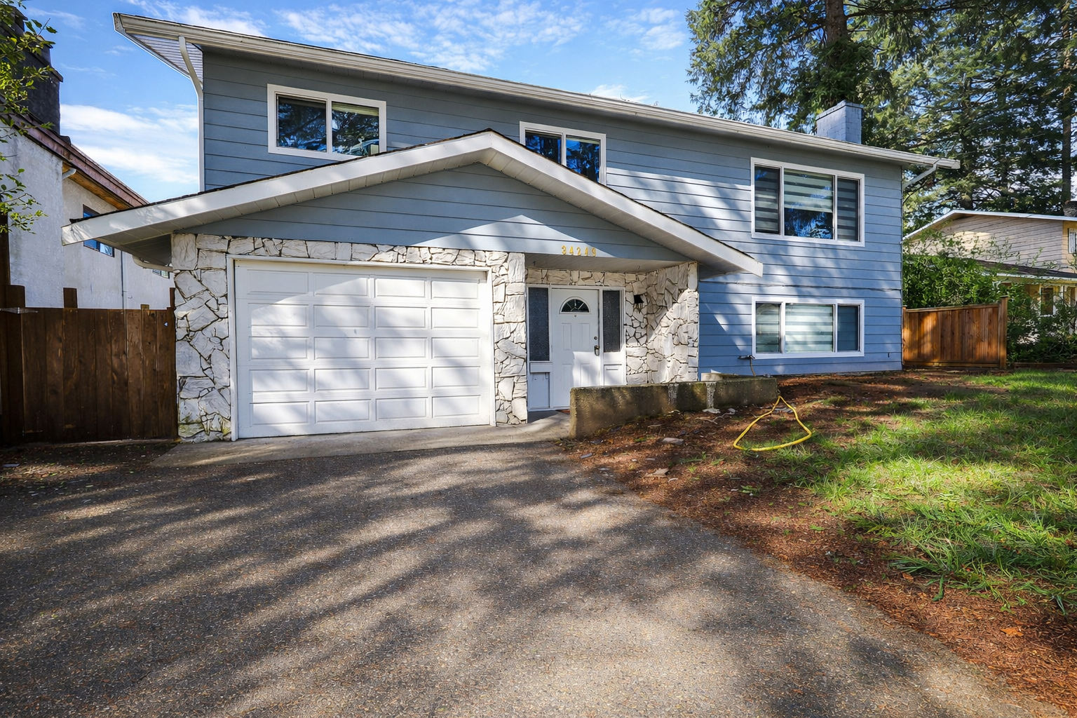 Abbotsford House: 34249 Green Ave