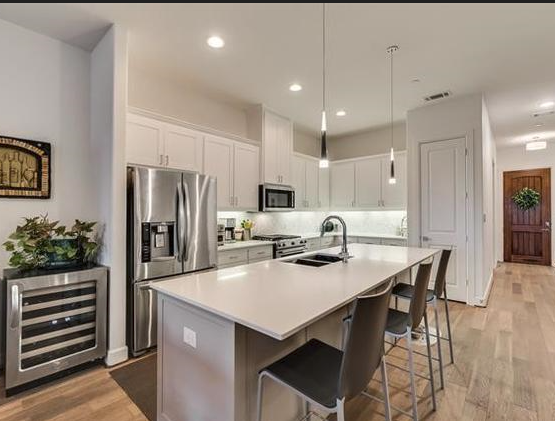 Addison Condo: 5015 Meridian Ln