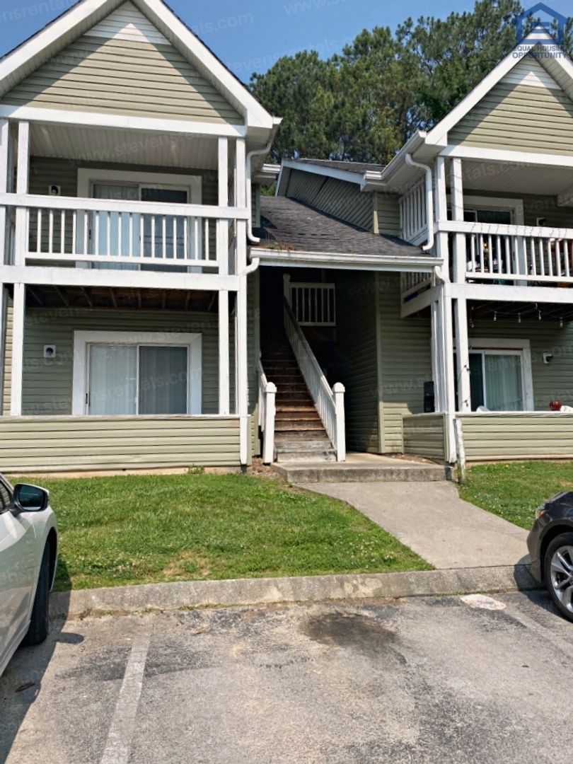 McMinnville Apartment: 430 Oriole Dr