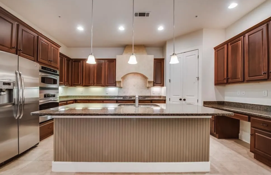 Irving Condo: 555 Via Amalfi