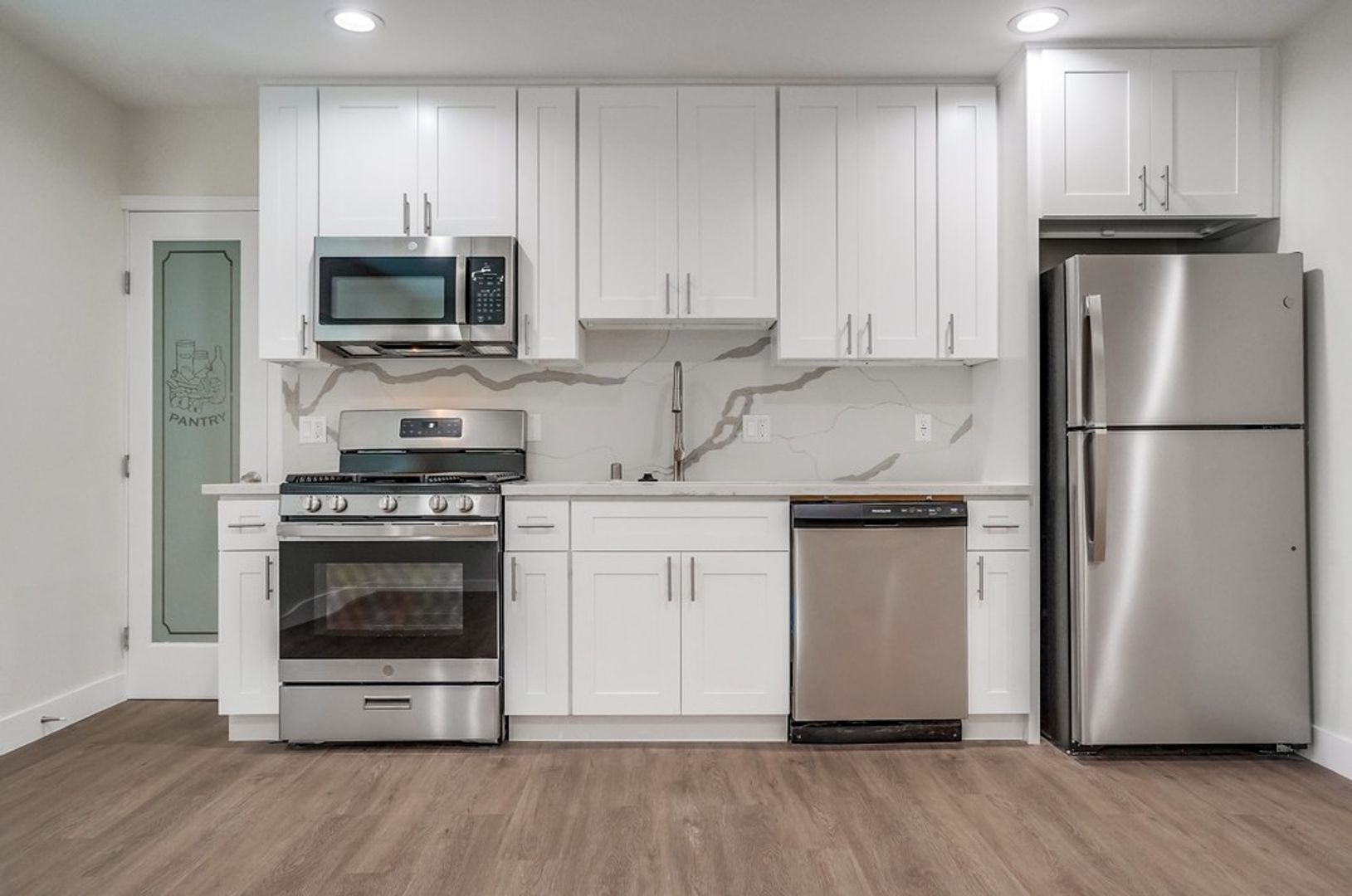 Inglewood Condo: 437 W Queen St