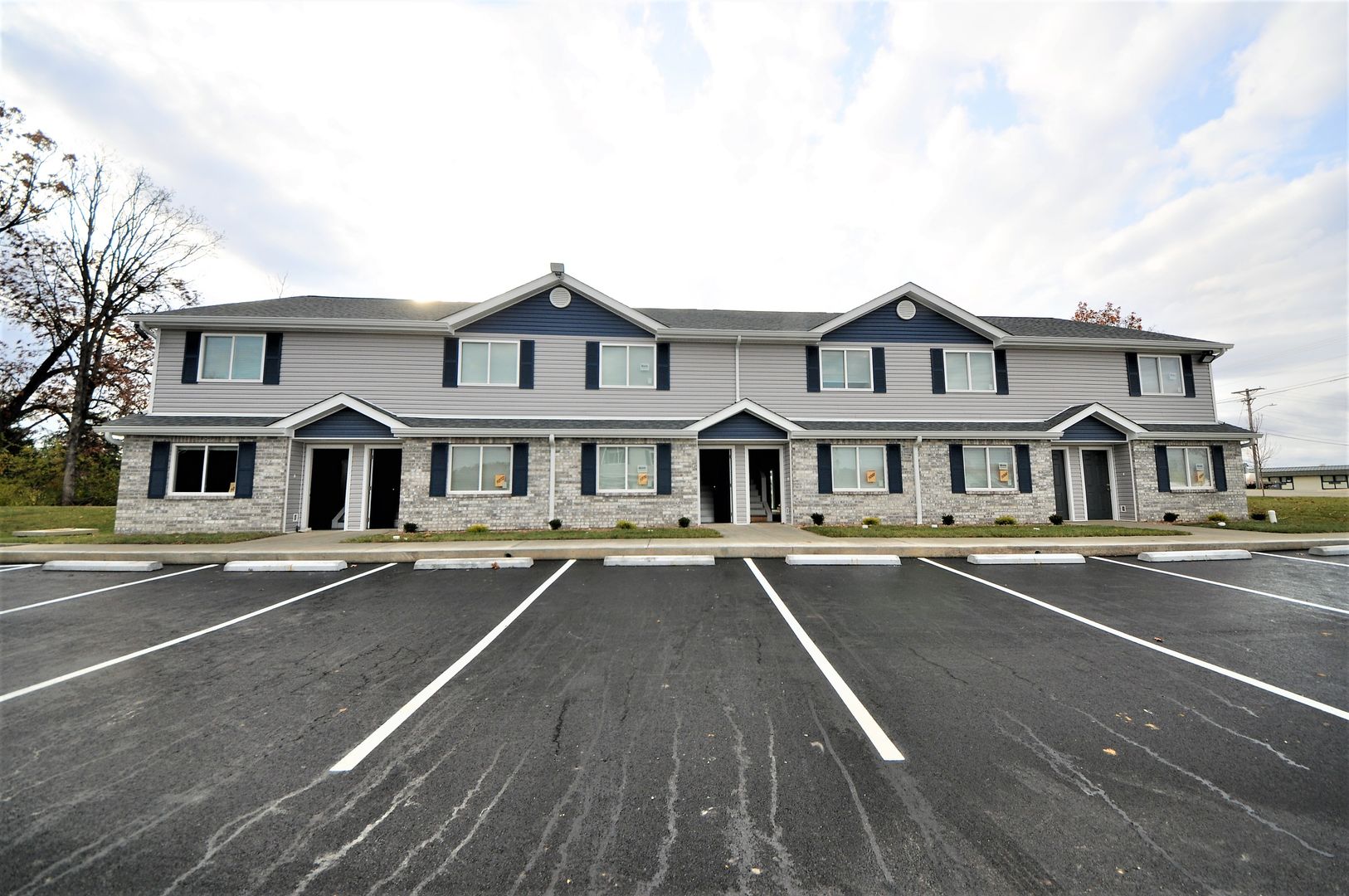 Warrenton Apartment: 100 Arlington Way