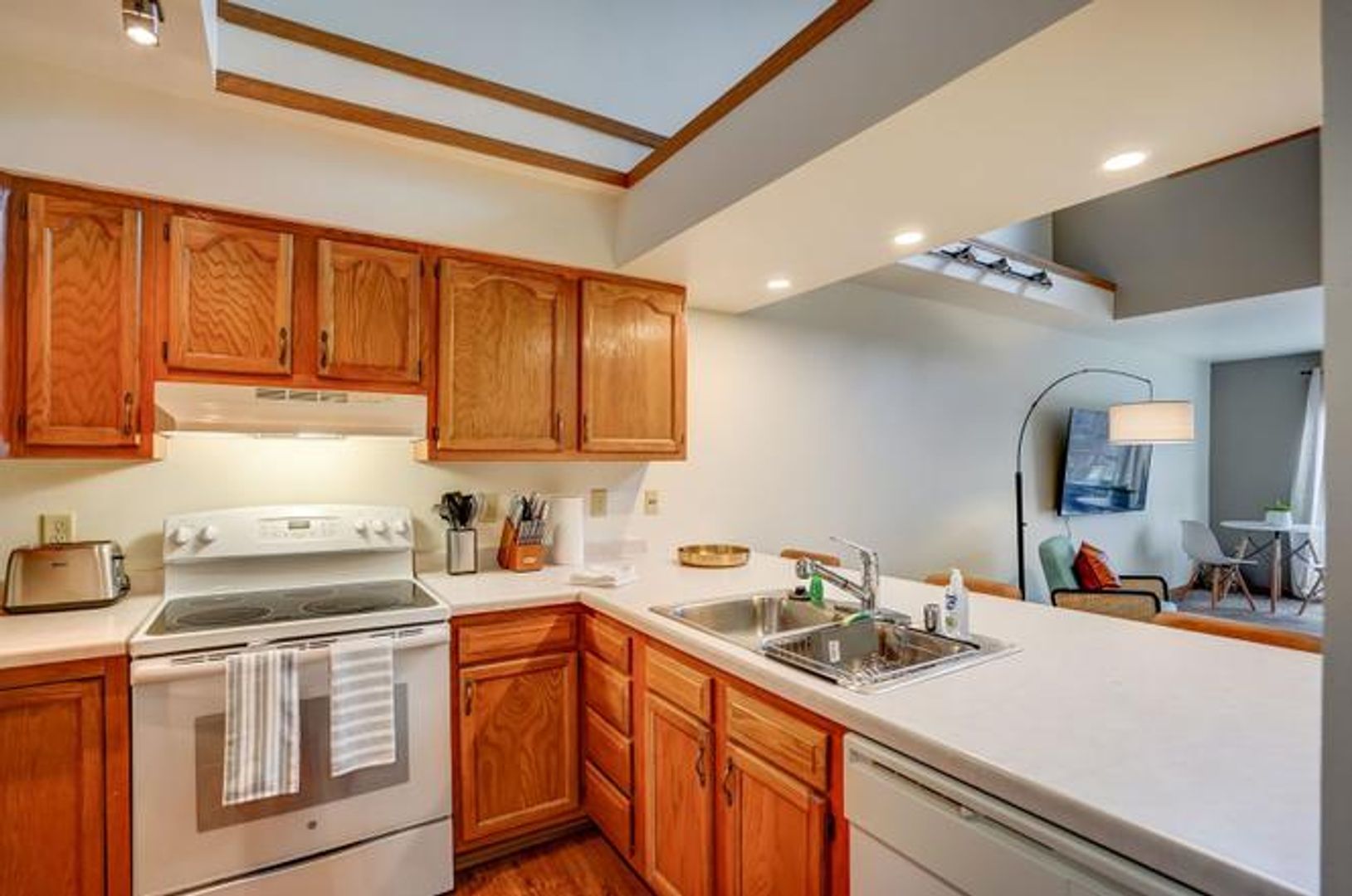 Madison Apartment: 1609 N Thompson Dr