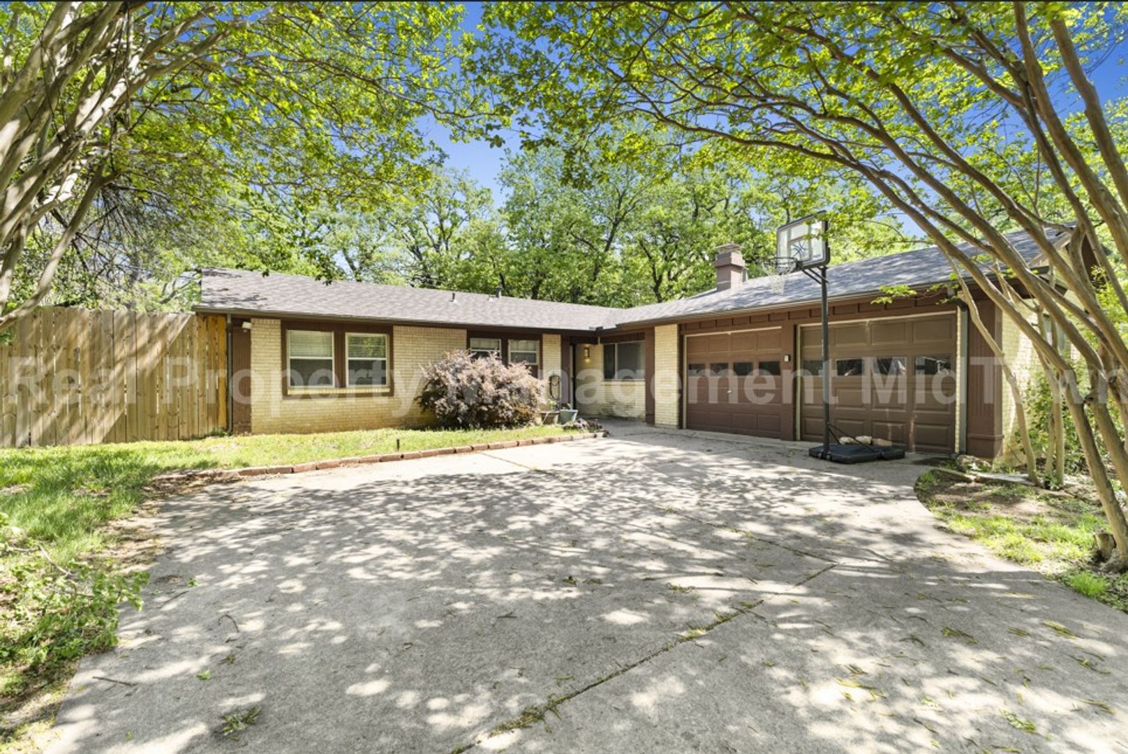 Arlington House: 2827 Blackwood Dr, Arlington, TX 76013