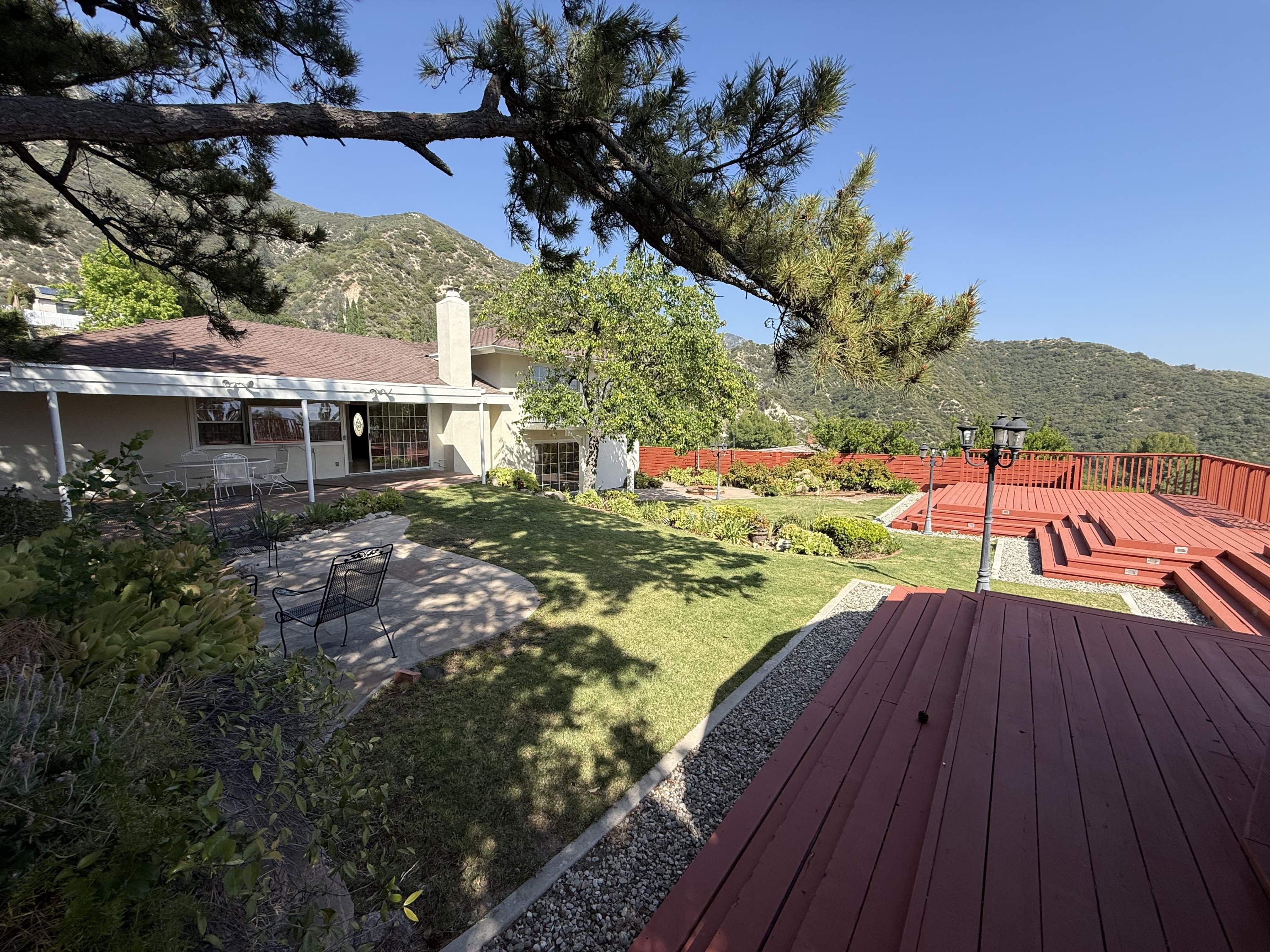 La Crescenta-Montrose House: 2716 Ridgepine Dr