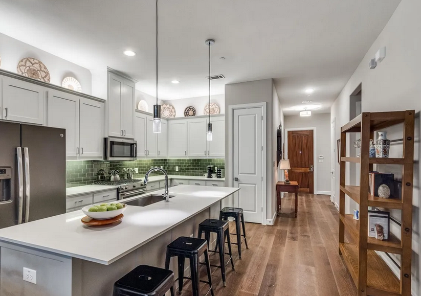 Addison Condo: 5015 Meridian Ln