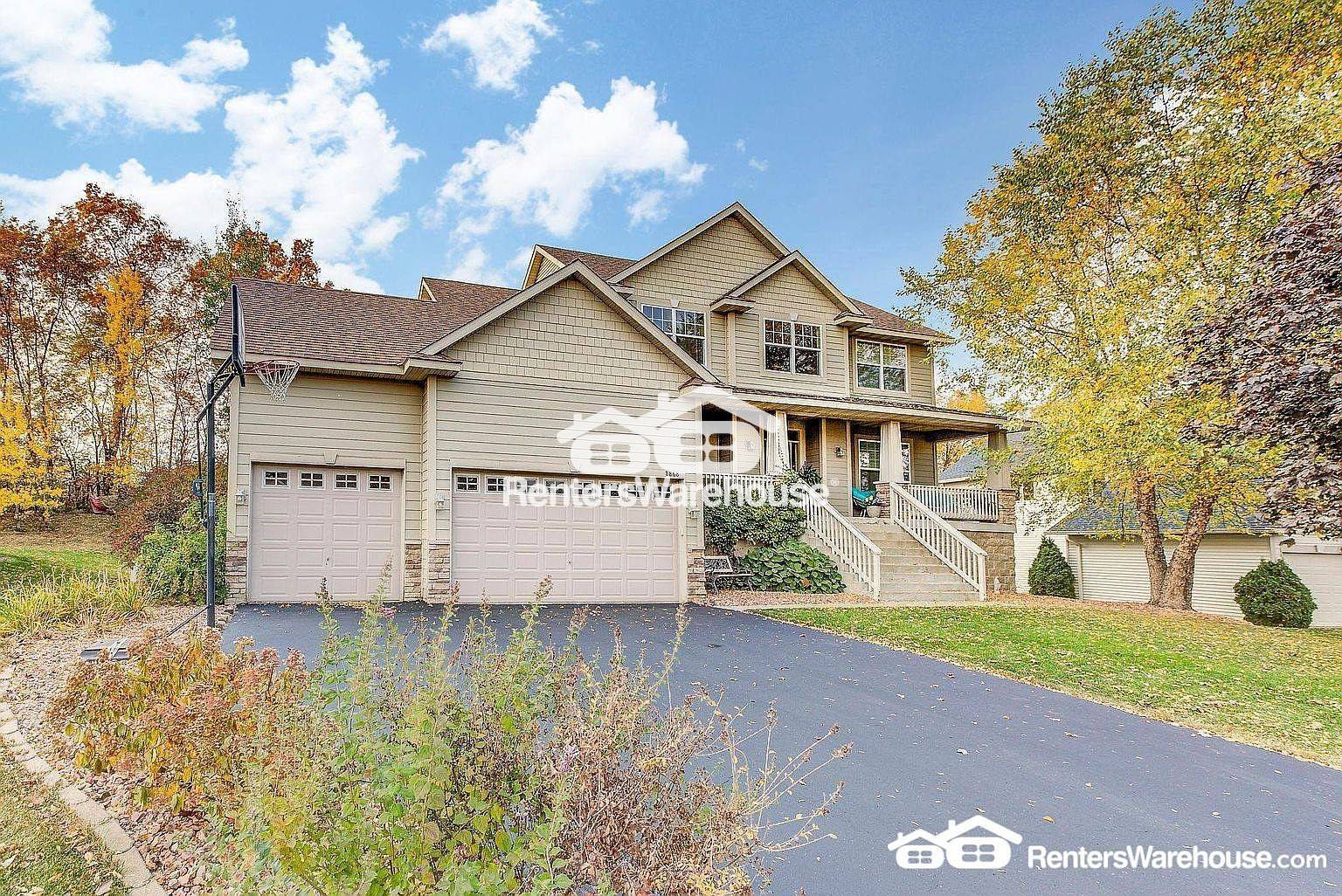 Shakopee House: 8868 Whispering Oaks Trl