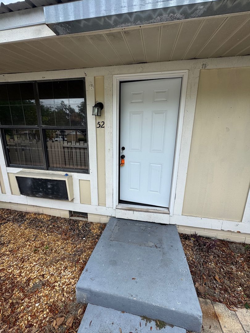 Leesburg Condo: 420 Mills Street