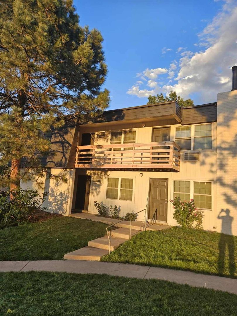 Englewood Apartment: 3650 S Cherokee St