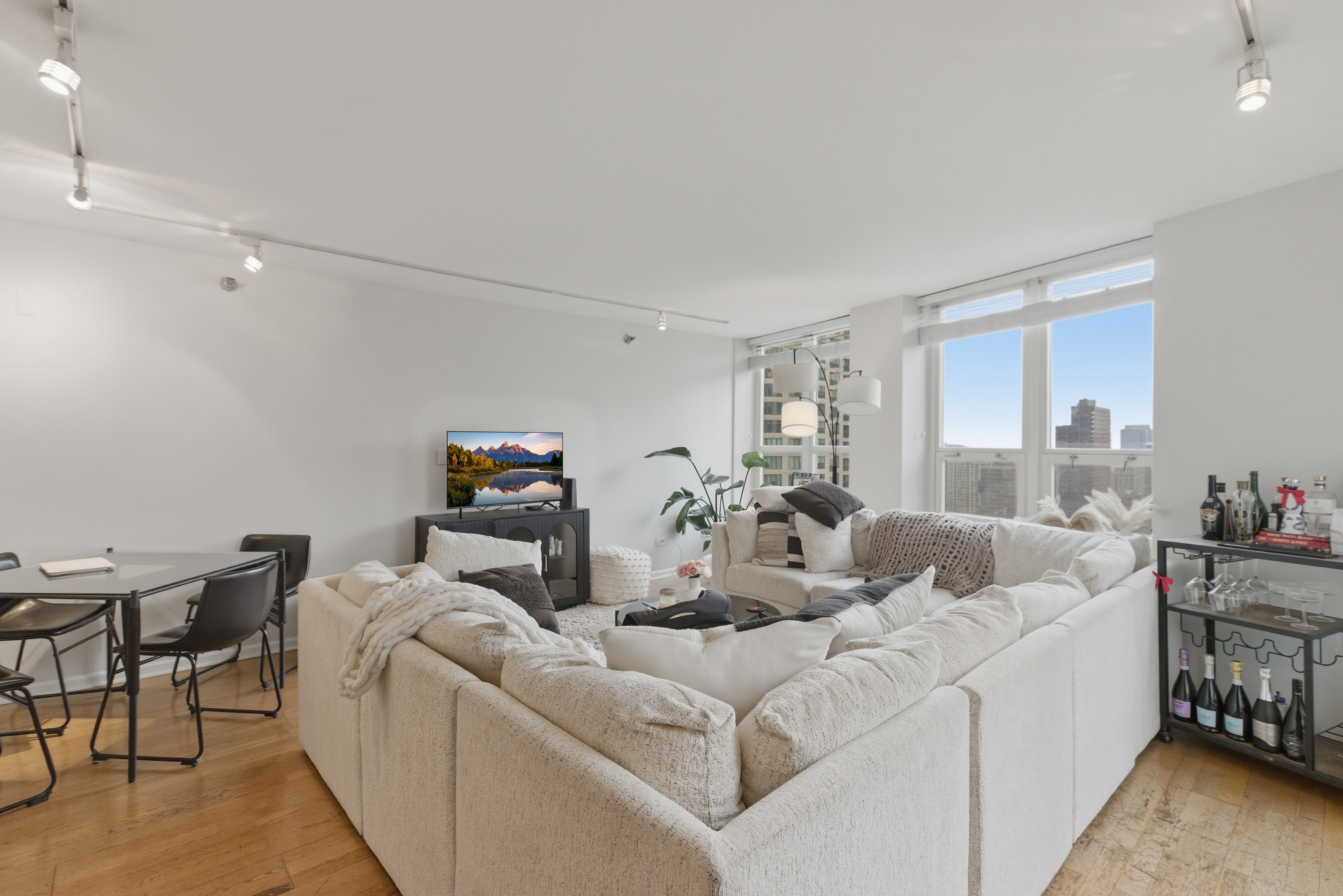 Chicago Condo: 345 North LaSalle Drive