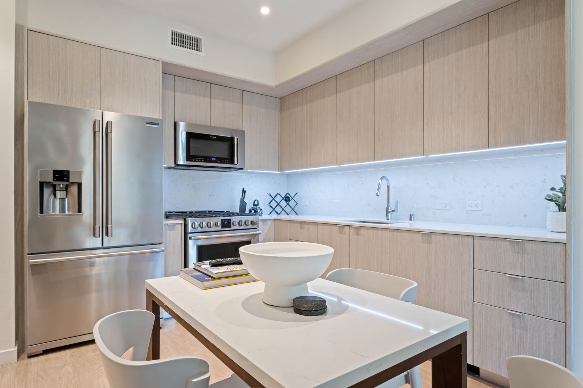 Los Angeles Apartment: 5843 W 88th St