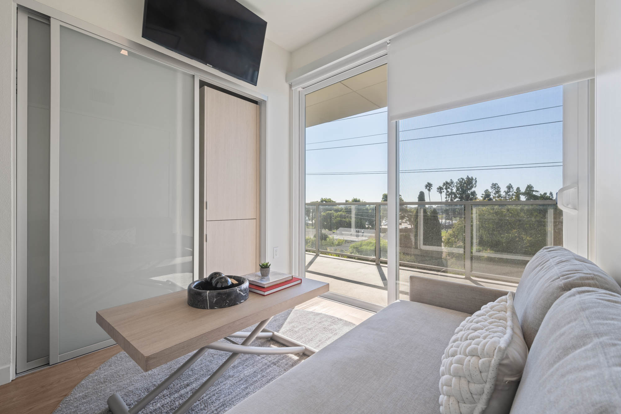 Los Angeles Apartment: 5843 W 88th St