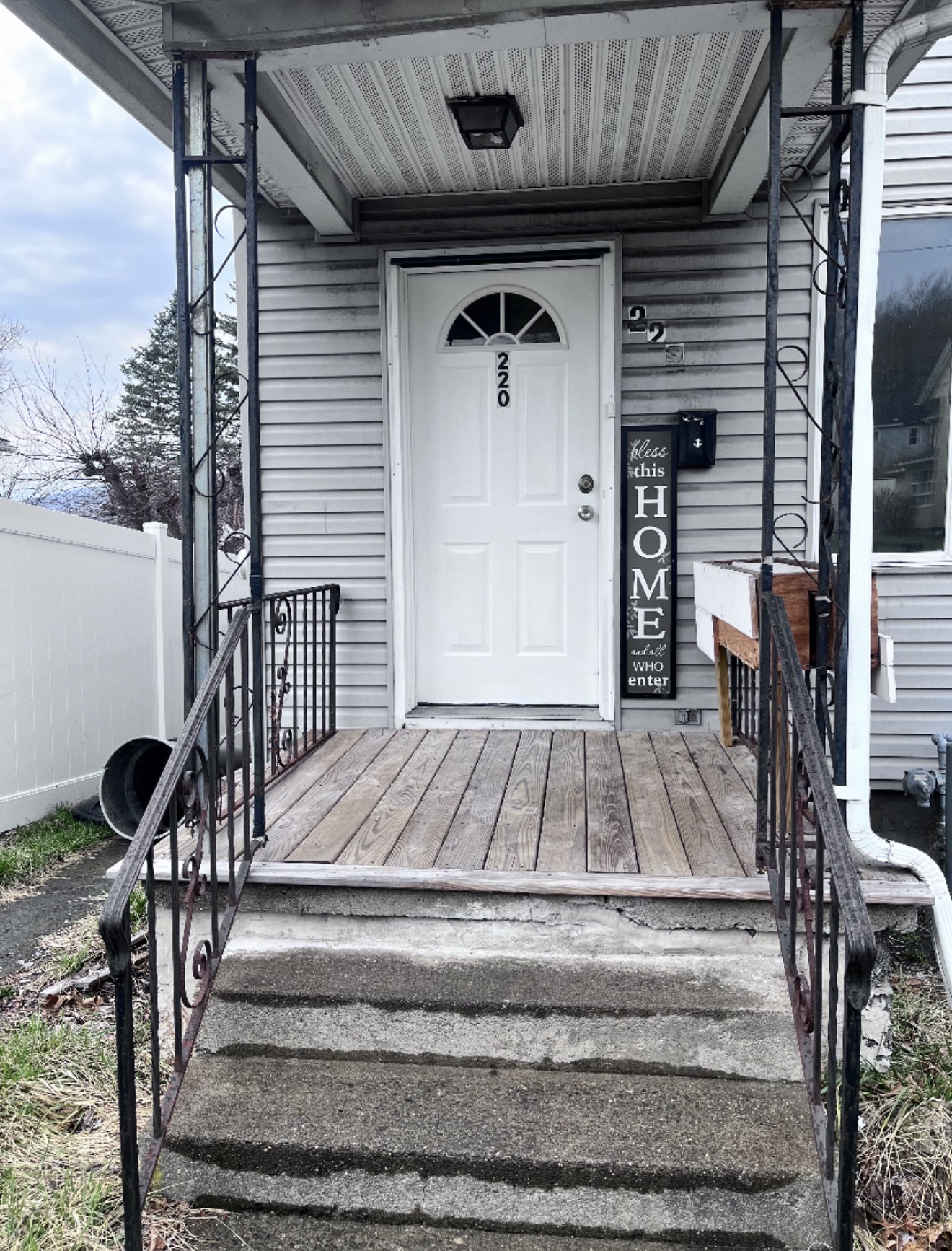 Olyphant House: 220 South Valley Ave