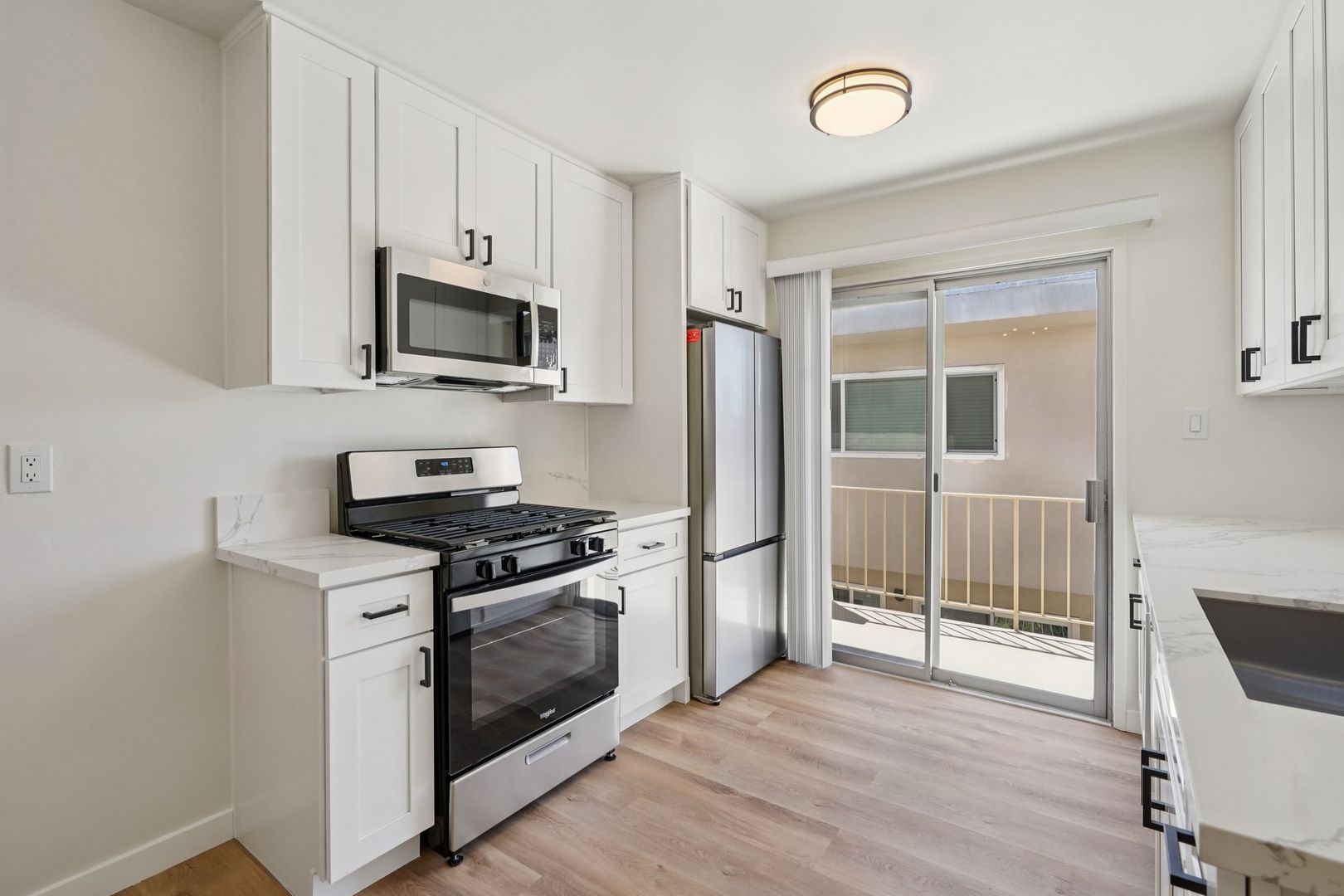 Inglewood Condo: 437 W Queen St