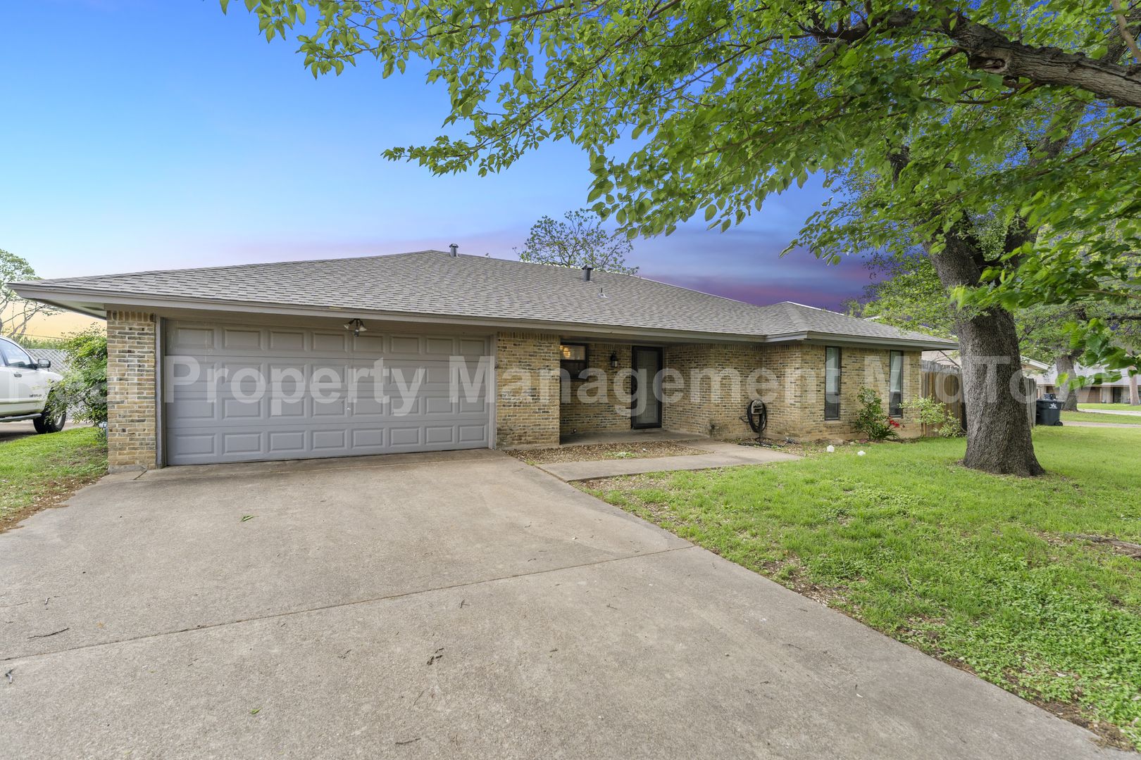 Arlington House: 2907 Ashbury Dr