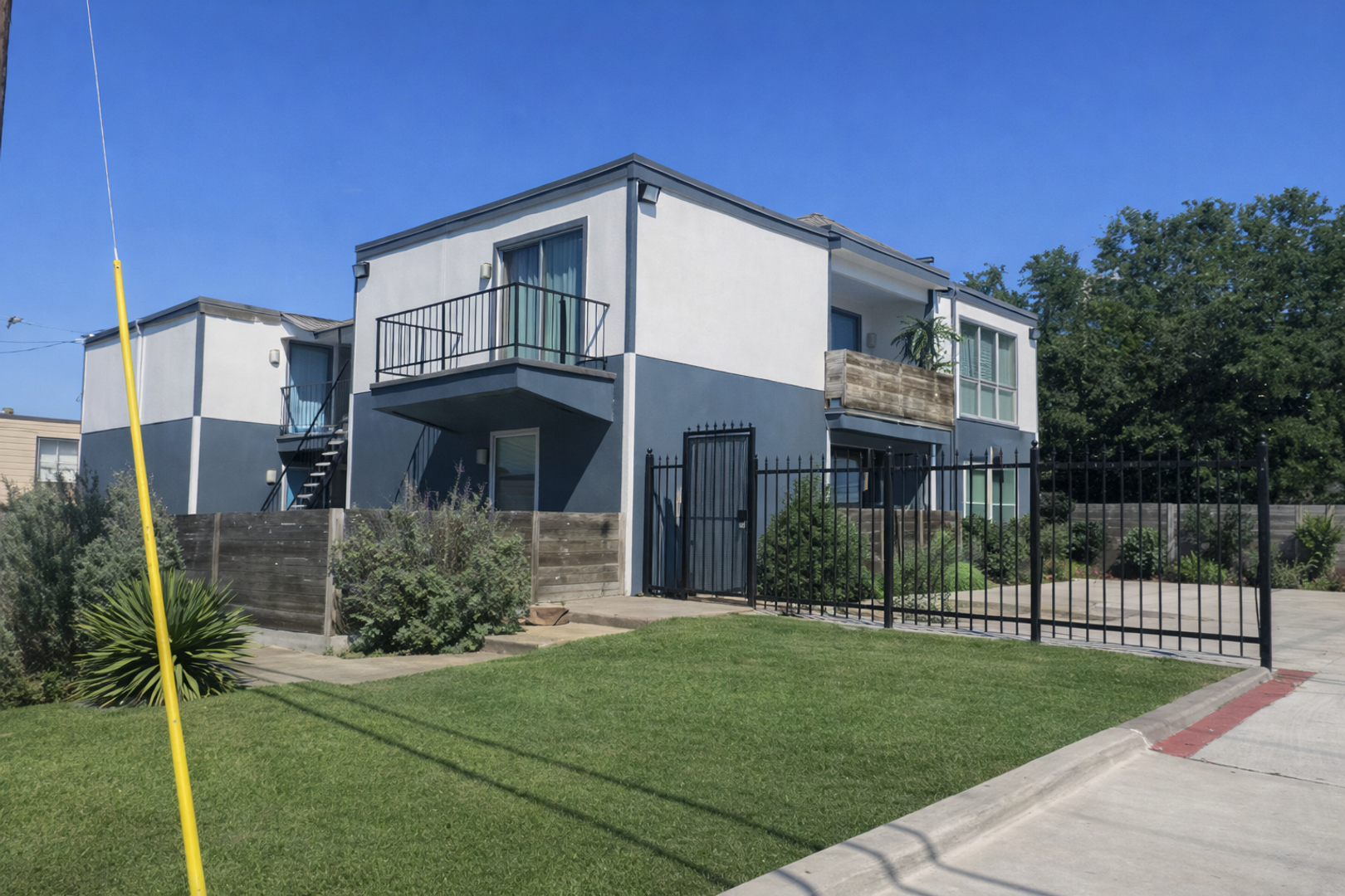 Dallas Apartment: 2514 Community Dr