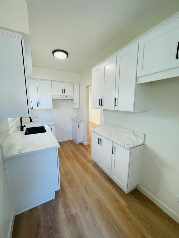 Los Angeles Condo: 223 W Dryden St