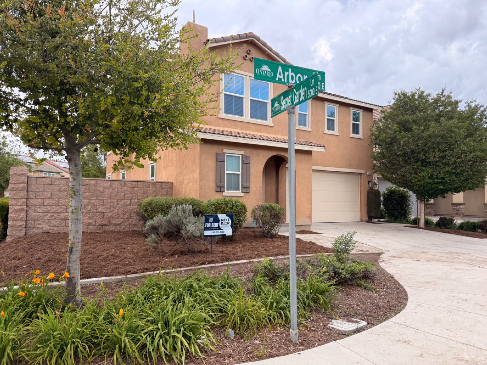 Ontario House: 3039 East Arbor Lane