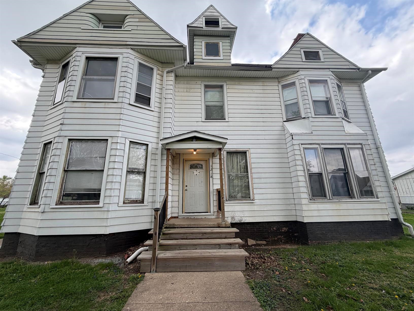 Danville House: 1218-2S Walnut