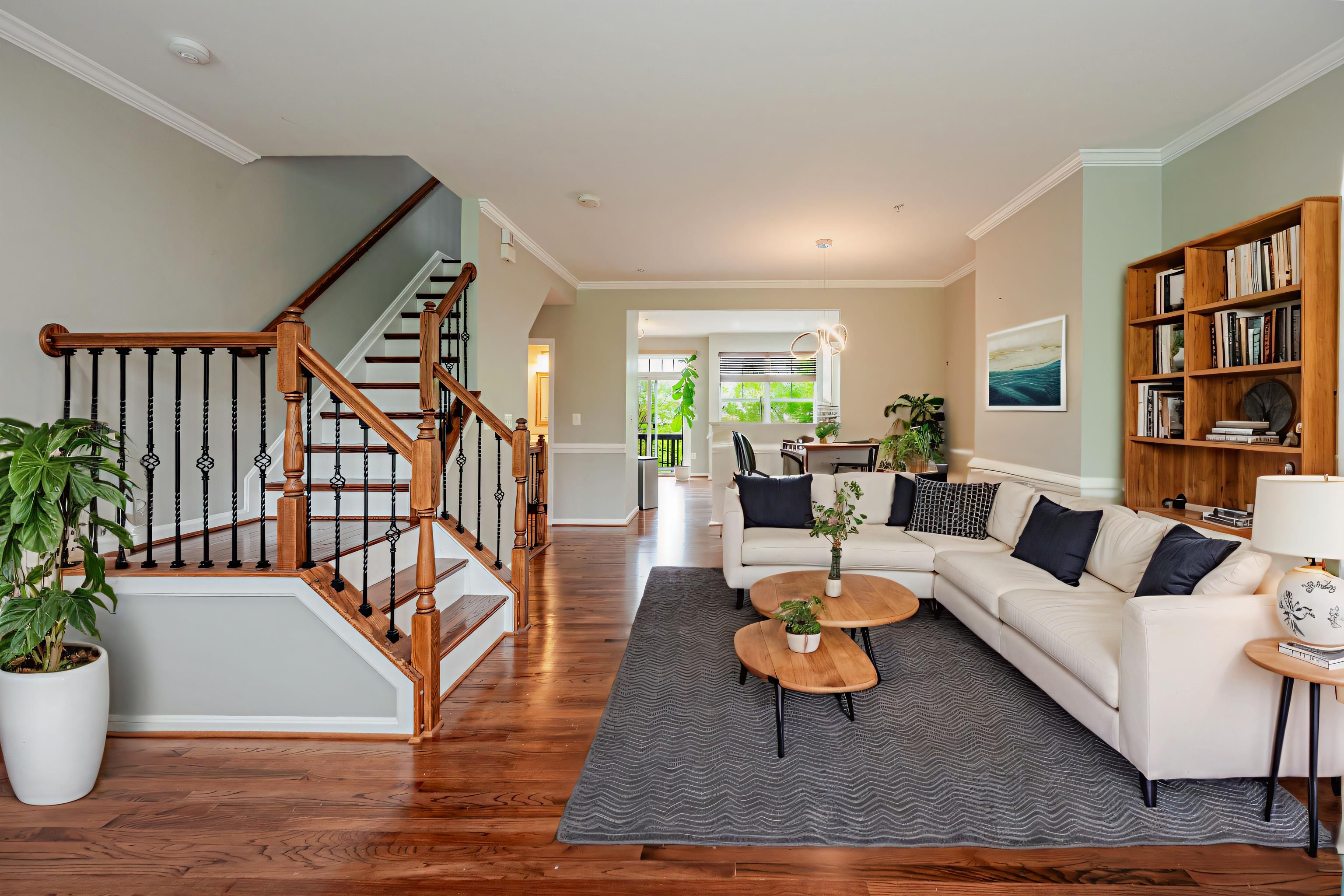 Washington House: 506 Ava Way NE