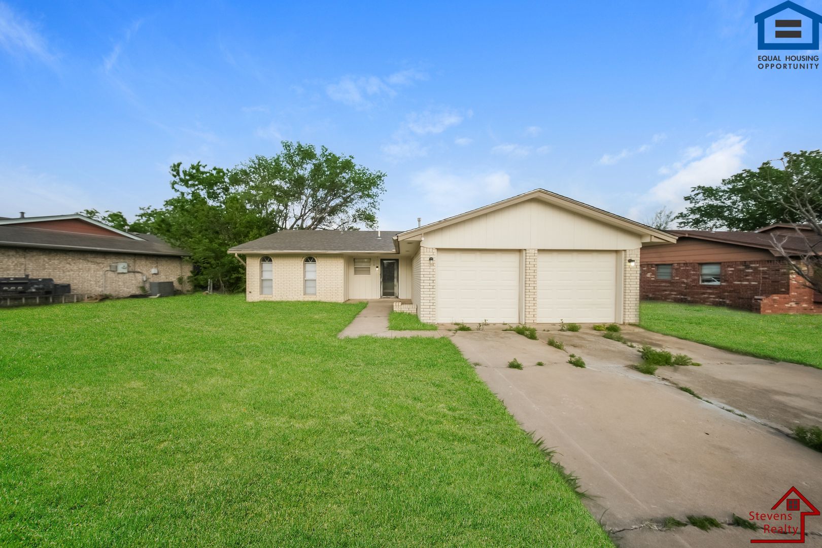 Lawton House: 119 SE Surrey Ln