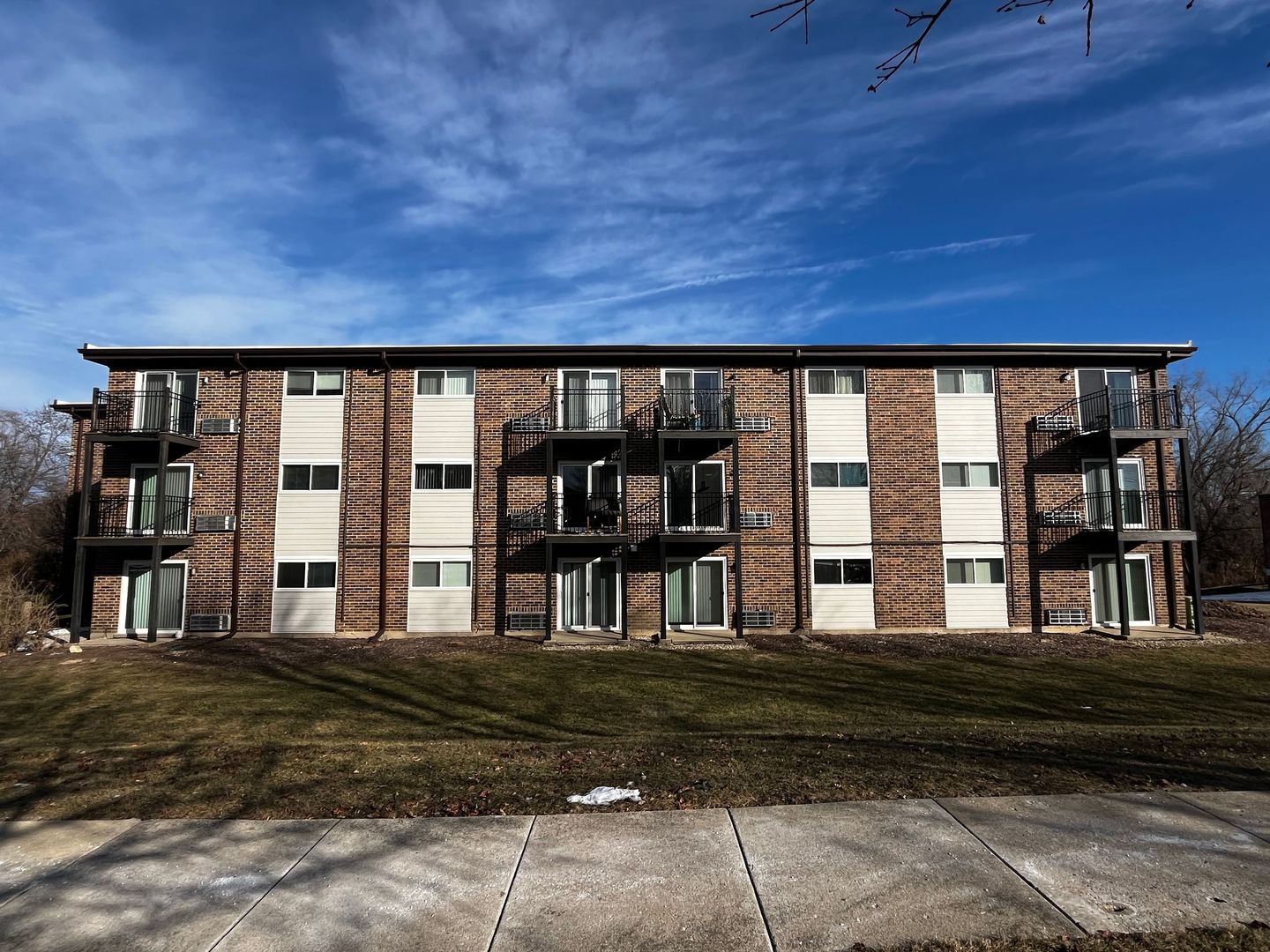 Lisle Apartment: 4955 Fender Rd