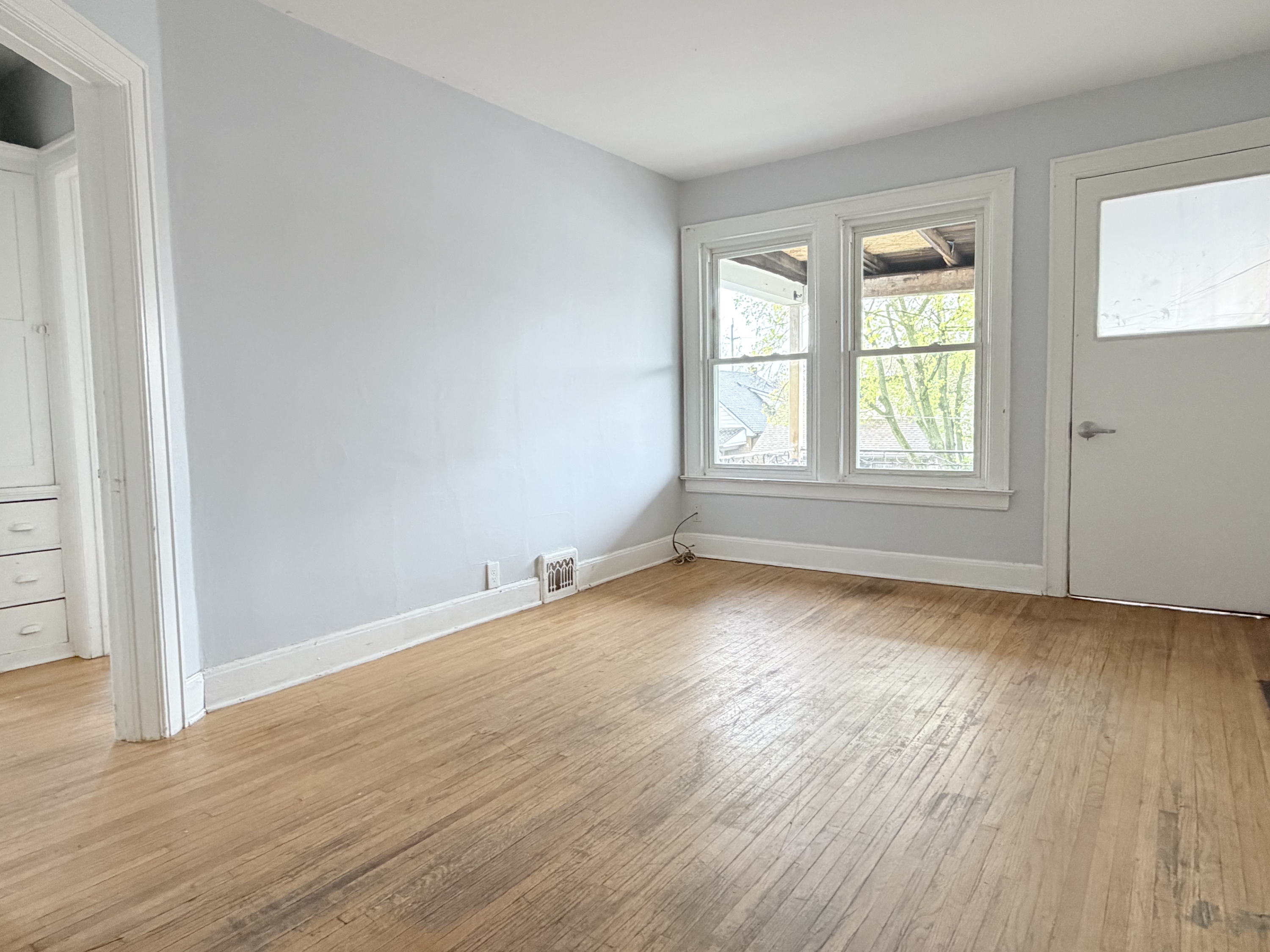 Windsor Condo: 1020 - 1022 Gladstone Ave