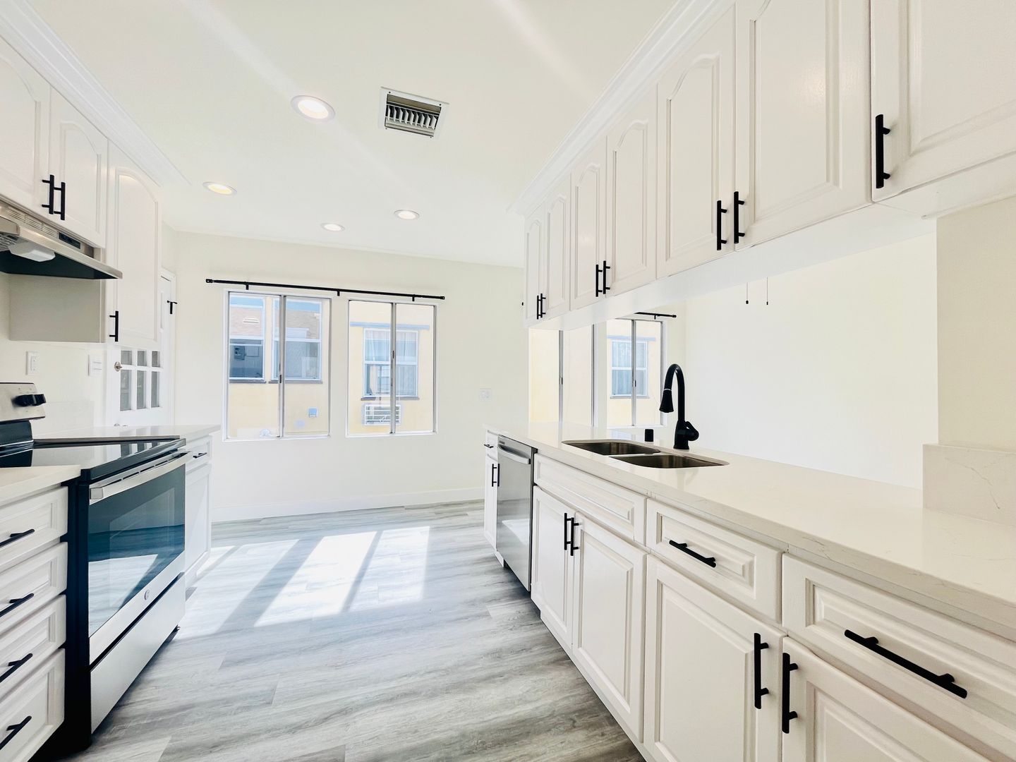 Los Angeles Condo: 439 1/2 N Hayworth Ave