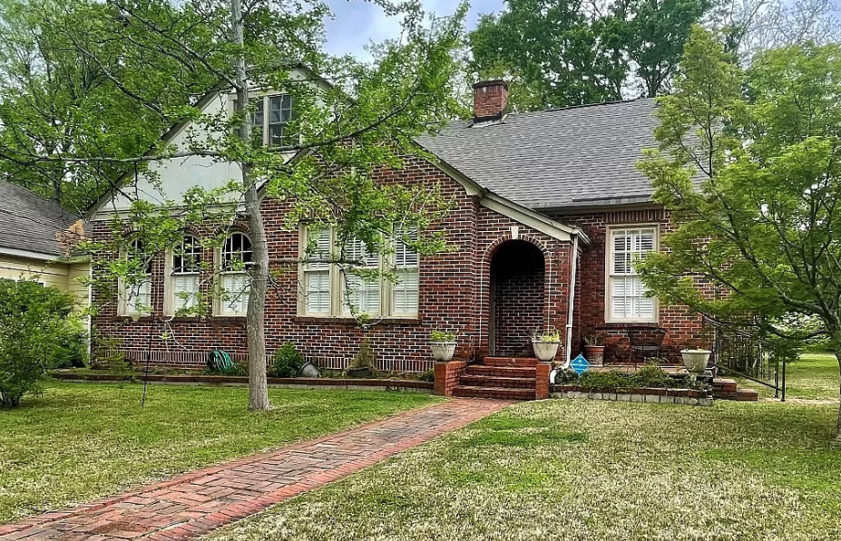 Montgomery House: 433 Thorn PlMontgomery