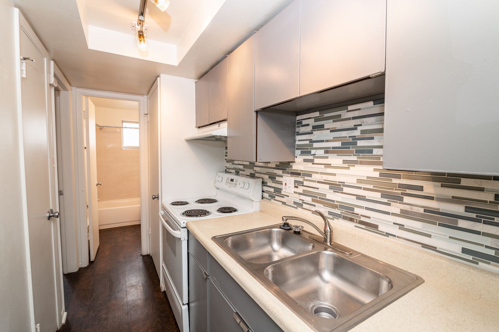 Denver Apartment: 809 N Dexter St