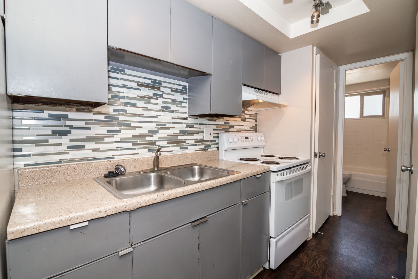 Denver Apartment: 809 N Dexter St