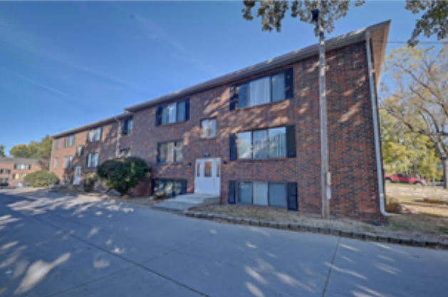 Cedar Rapids Condo: 1215 Oakland Rd NE